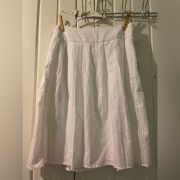 Liz Claiborne white eyelet skirt-size 8 like new - Picture 1 of 4
